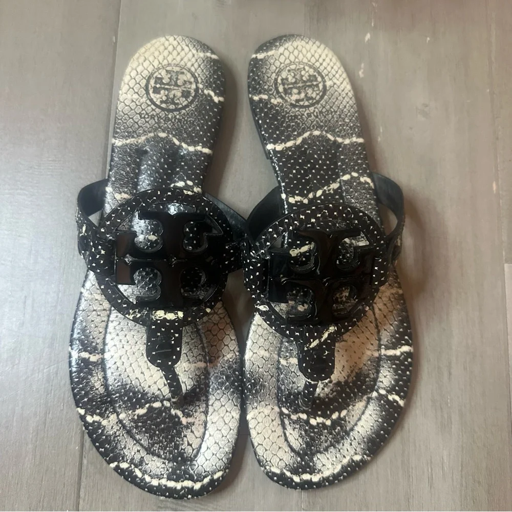 Tory Burch embossed snake sandals Cream/black Women’s 9